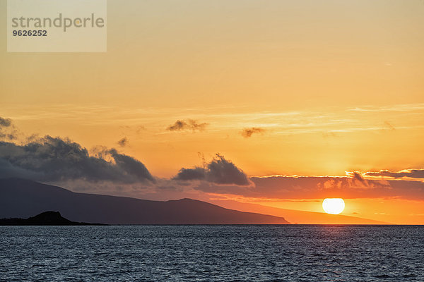 Pazifik  Galapagosinseln  Sonnenuntergang über Santa Cruz Island