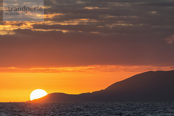 Pazifischer Ozean  Galapagosinseln  Sonnenuntergang über Santiago Island