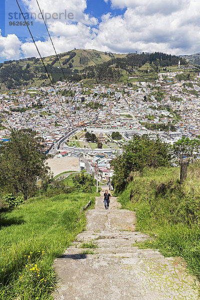 Ecuador  Quito  Stadtlandschaft mit Wanderung nach El Panecillo