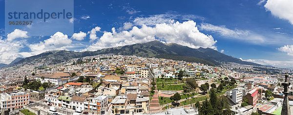 Ecuador  Quito  Stadtbild mit Altstadt und Vulkan Pichincha