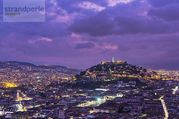 Ecuador  Quito  Stadtbild mit El Panecillo bei Sonnenuntergang