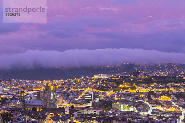 Ecuador  Quito  Stadtbild mit Basilika del Voto Nacional bei Sonnenuntergang
