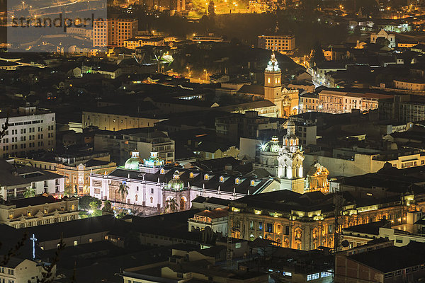Ecuador  Quito  Altstadt mit Plaza de la Independencia bei Nacht