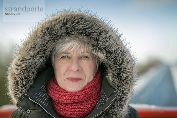 Porträt der Seniorin im Winter  Kapuze mit Fell
