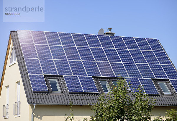 Deutschland  Sonnenkollektoren auf dem Dach eines Einfamilienhauses