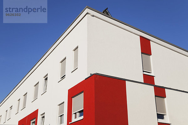 Deutschland  Köln Widdersdorf  rot-weiße Fassade eines Mehrfamilienhauses