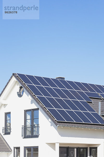 Deutschland  Köln Widdersdorf  Sonnenkollektoren auf dem Dach eines Wohnhauses