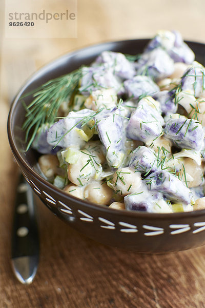 Violetter Kartoffelsalat mit Kichererbsen und Dill