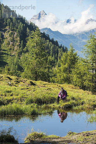 Österreich  Altenmarkt-Zauchensee  junge Frau beim Wandern in alpiner Landschaft