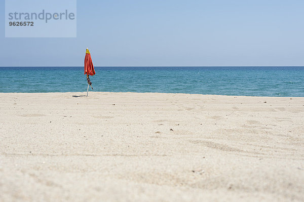 Italien  Sardinien  Ogliastra  Tortoli  Sonnenschirm am Strand