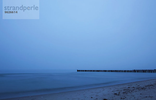 Deutschland  Mecklenburg-Vorpommern  Fischland-Darss-Zingst  Ostsee  Wellenbrecher am Abend