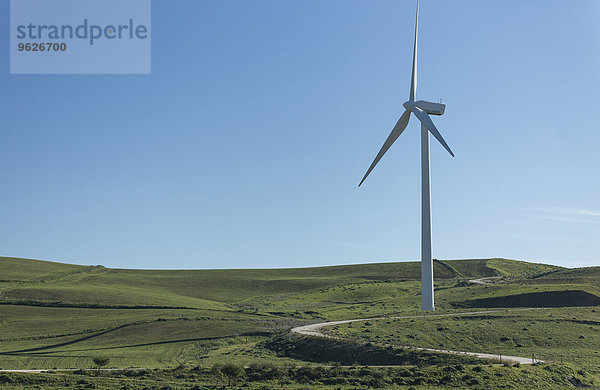 Spanien  Andalusien  Tarifa  Windkraftanlage auf einem Hügel