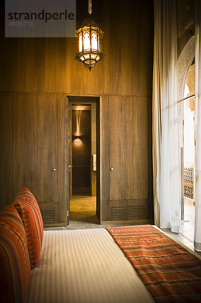 Marokko  Fes  Hotel Riad Fes  Hotelzimmer mit Bett und Holzverkleidung