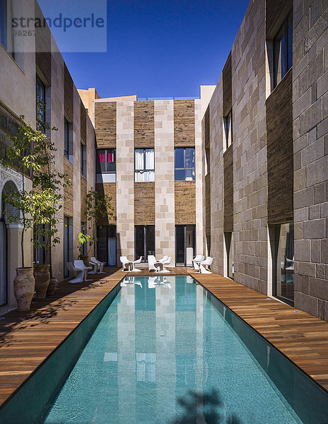 Marokko  Fes  Hotel Riad Fes  Schwimmbad bei Sonnenlicht