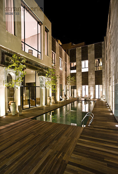 Marokko  Fes  Hotel Riad Fes  Innenhof mit Schwimmbad bei Nacht