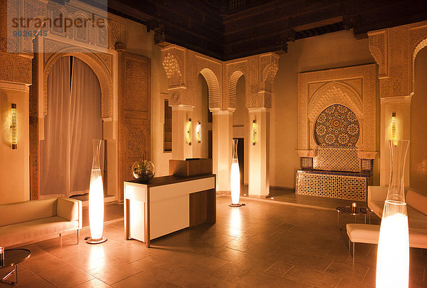 Marokko  Fes  Hotel Riad Fes  beleuchtete Lounge bei Nacht