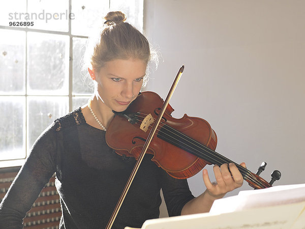 Junge Frau beim Geigenspiel