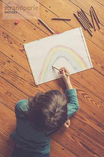 Mädchen auf Holzboden liegend Zeichnung Regenbogen
