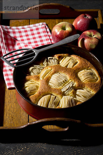 Hausgemachter Apfelkuchen in der Auflaufform