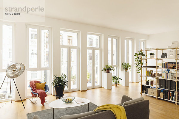 Wohnzimmer und Regal mit Pflanzen im modernen Haus