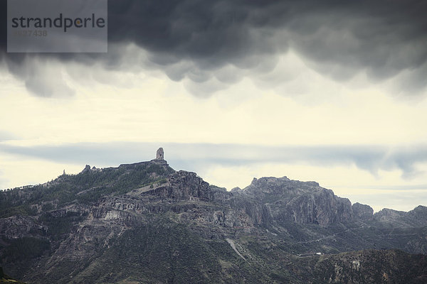 Spanien  Kanarische Inseln  Gran Canaria  Wolken über den Bergen und Roque Nublo  von Cruz de Tejeda aus gesehen