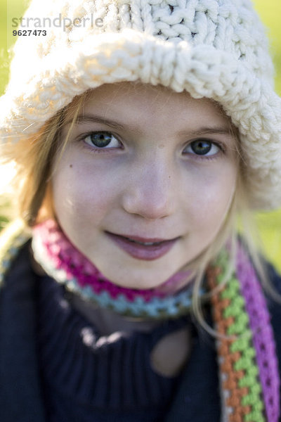 Porträt eines Mädchens mit Wollmütze und Schal