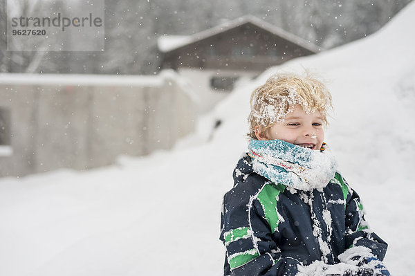 Deutschland  Bayern  Berchtesgadener Land  glücklicher Junge im Winter