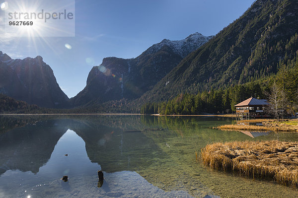 Italien  Südtirol  Toblacher See im Herbst