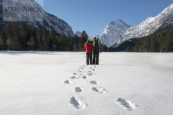 Österreich  Tirol  Pertisau  Paar stehend in Winterlandschaft
