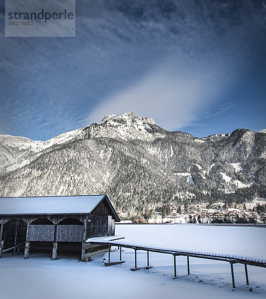 Österreich  Tirol  Achensee  Bootshaus im Winter
