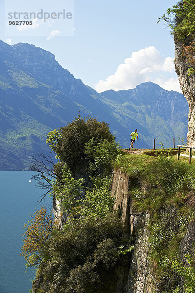 Italien  Trentino  Mann am Gardasee