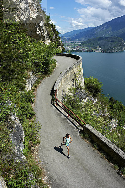 Italien  Trentino  Frau läuft am Gardasee