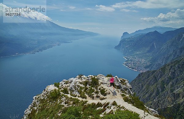 Italien  Trentino  Frau  die auf dem Berggipfel am Gardasee läuft