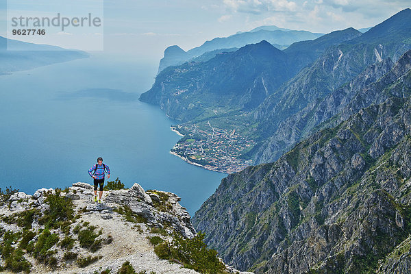 Italien  Trentino  Mann läuft auf dem Berggipfel am Gardasee