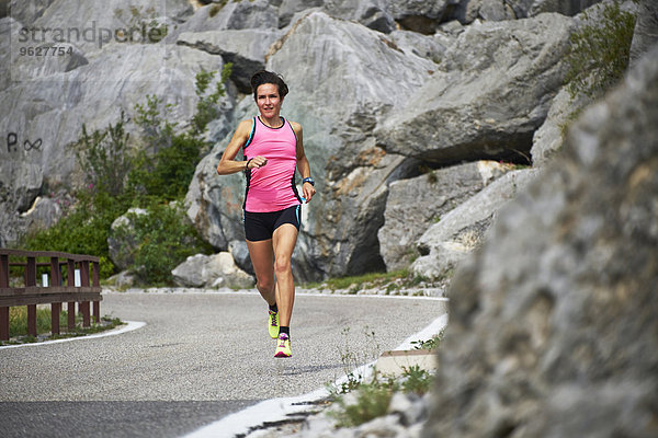 Italien  Trentino  Frau joggen auf der Straße am Gardasee