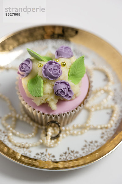 Cupcake mit Rosenblütenfondant und Buttercreme