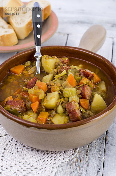 Linsensuppe mit Schweinehackwurst in Scheiben geschnitten