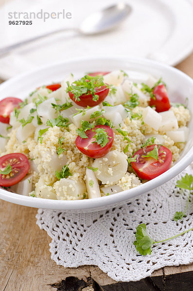 Couscous-Salat mit Schwarzwurzel  Kirschtomaten und Petersilie
