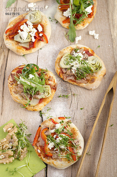 Hausgemachte Mini-Pizzas mit Rucola  Schafskäse  Artickocken  Thunfisch und Tomatensauce