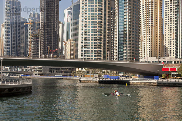VAE  Dubai  Ruderboot vor Wolkenkratzern in Dubai Marina