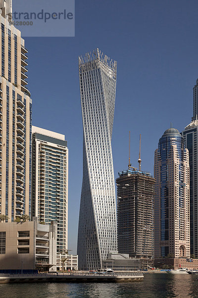 VAE  Dubai  Blick auf den Cayan Tower in der Dubai Marina