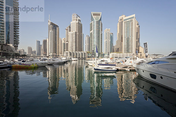 VAE  Dubai  Blick auf Wolkenkratzer in der Dubai Marina