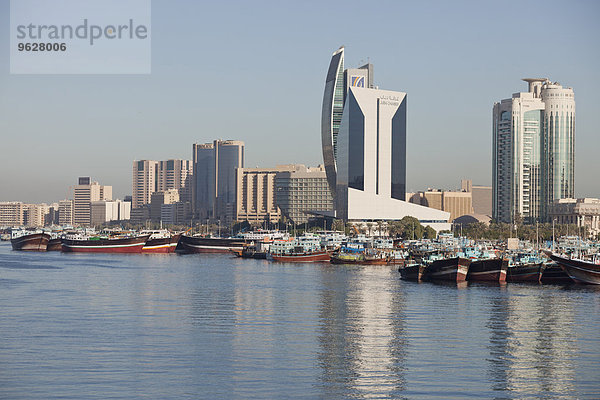 VAE  Dubai  Dhow Hafen und Wolkenkratzer am Dubai Creek
