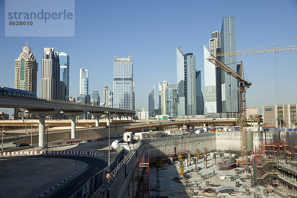 VAE  Dubai  Baustelle vor Wolkenkratzern
