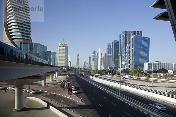 VAE  Dubai  Blick auf die Sheikh Zayed Road und fahrende Metro
