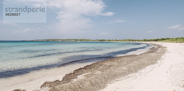 Spanien  Balearen  Menorca  Panoramablick auf den Strand von Son Saura