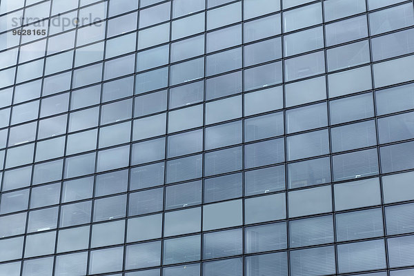 Deutschland  Düsseldorf  Glasfassade eines modernen Bürogebäudes