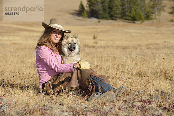 USA  Wyoming  Cowgirl mit ihrem Hund