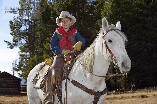 USA  Wyoming  Porträt des jungen Cowboys auf seinem Pferd