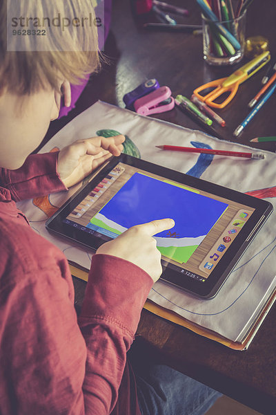 Junge mit digitalem Tablett zum Zeichnen
